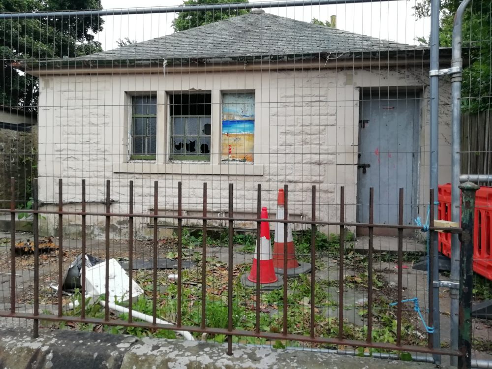 derelict toilet block - July2021